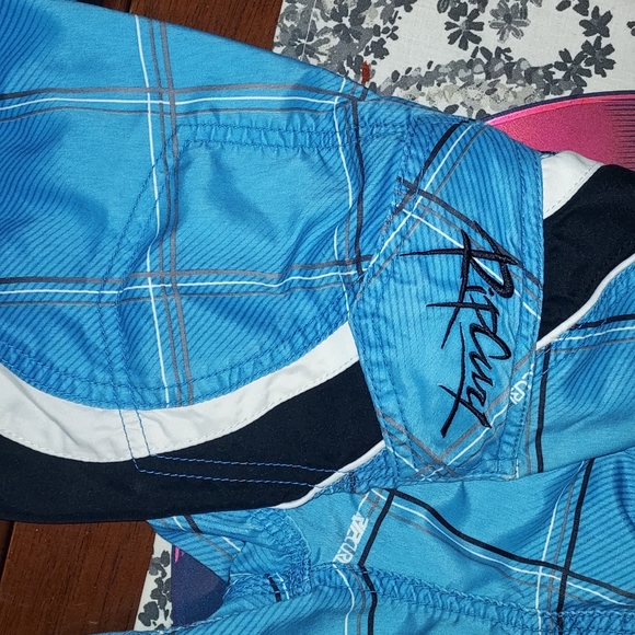 Mens Rip Curl swimming trunks, Size 30 - Picture 3 of 6